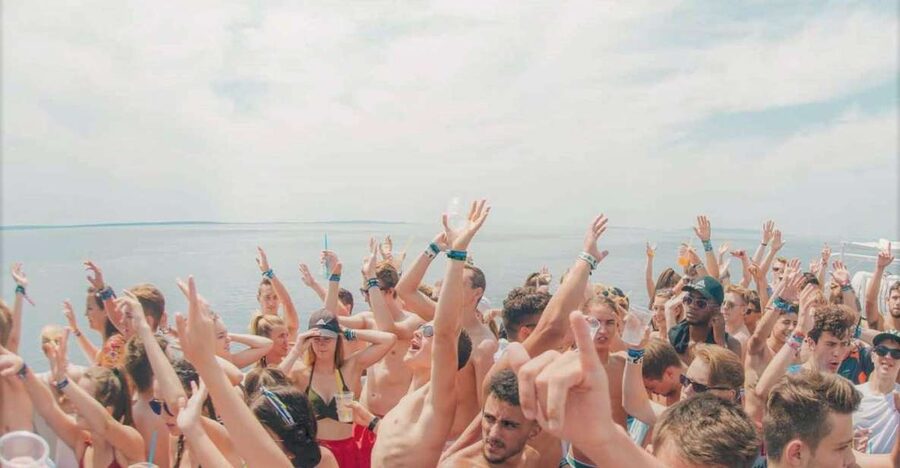 Mykonos: Rhenia & Little Venice Cruise with Snacks & Drinks - The Party Energy: DJ Music and Open Bar Expectations