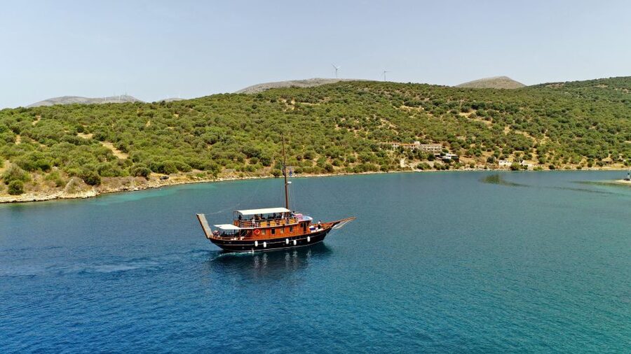 Mykonos: South Beaches Cruise - What it feels like when the boat ride gets rough
