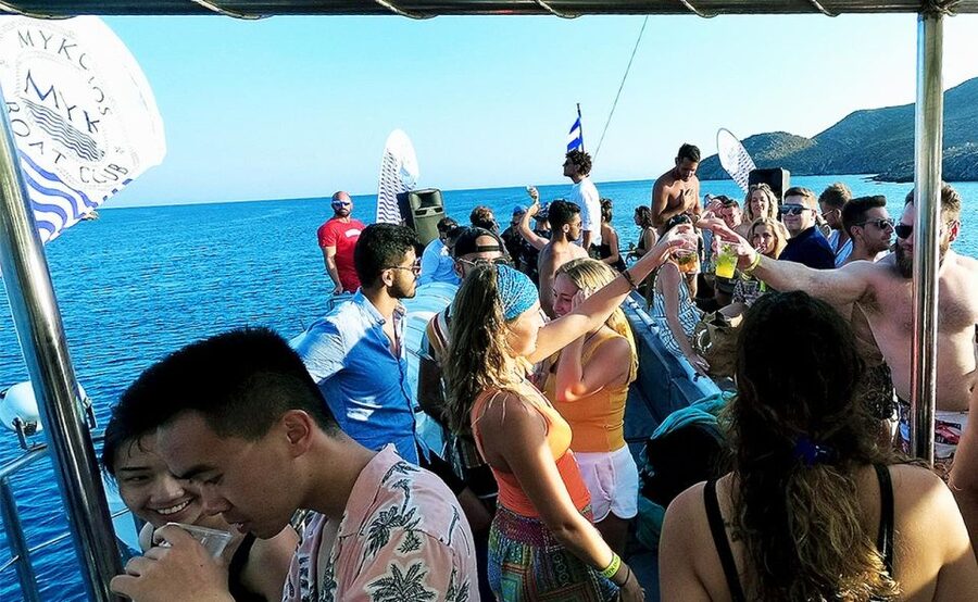 Mykonos: Sunset Boat Party with Open Bar & Live DJ - Sunset snacks: what you eat during the golden hour