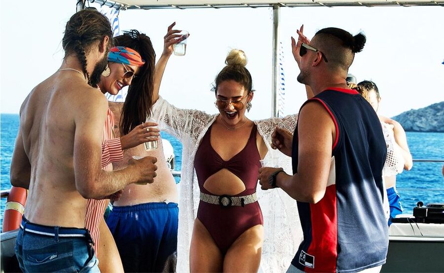 Mykonos: Sunset Boat Party with Open Bar & Live DJ - Unlimited open bar: how the drinks really work onboard