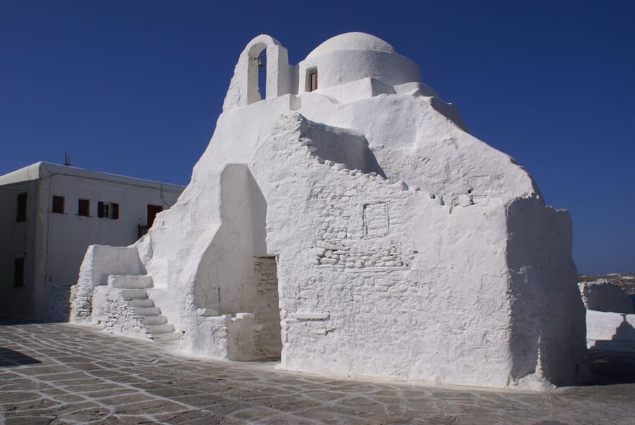 Mykonos town - Private walking tour - Paraportiani Church: the big-photo church that also explains the town